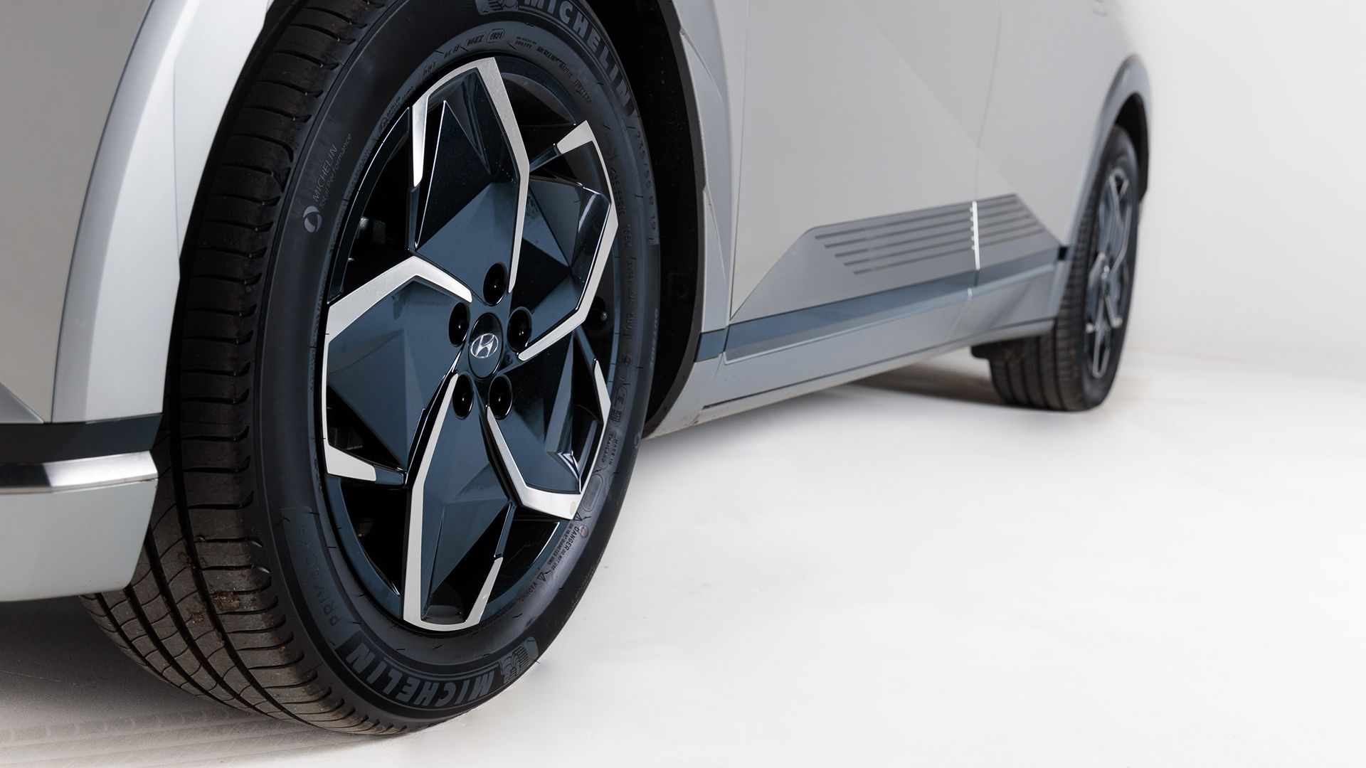 IONIQ 5 PREMIUM EV - Hyundai Ioniq 5 wheels cyber grey.jpg