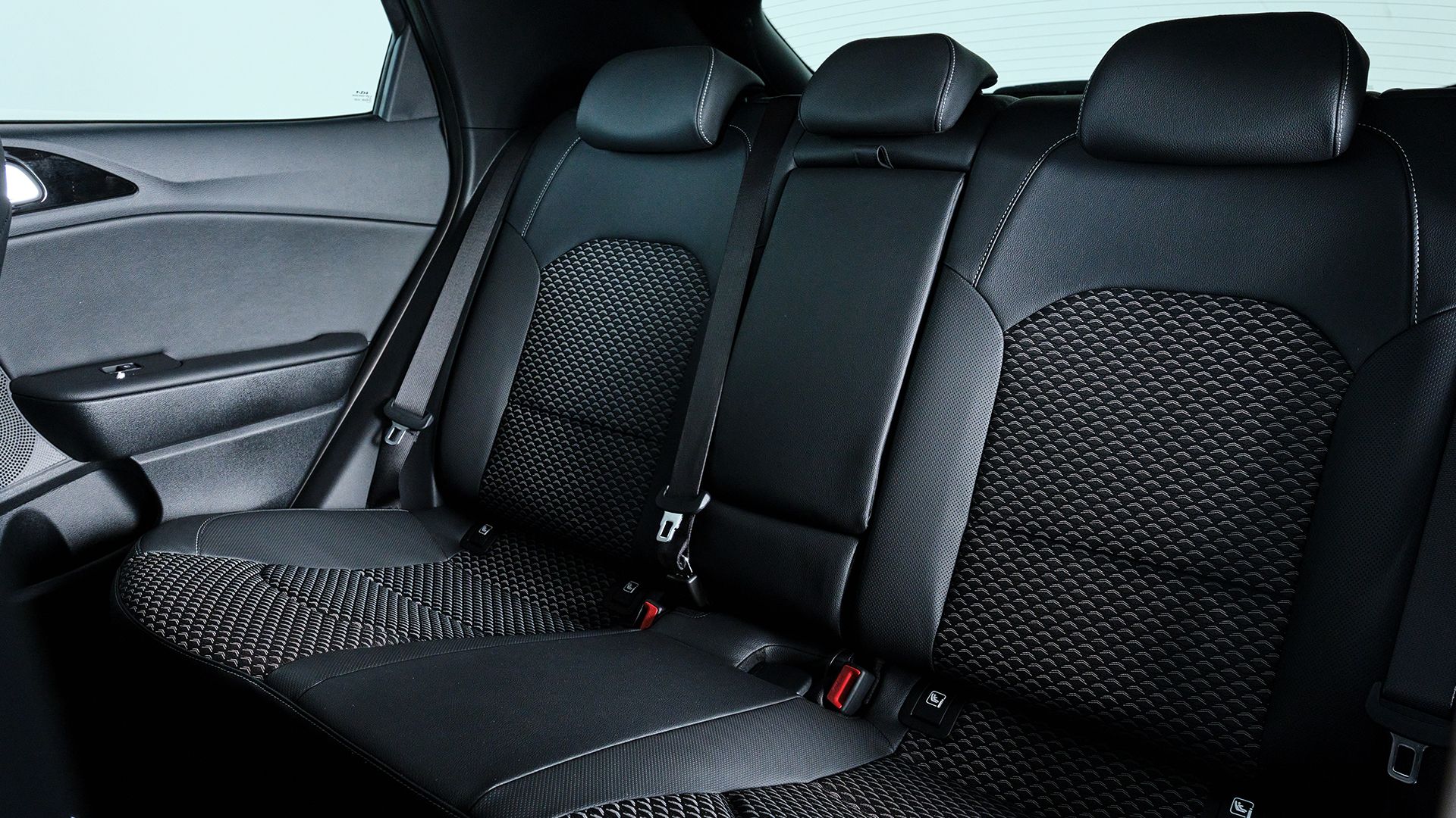 XCEED 3 PHEV S-A - Kia Xceed seats copy.jpg