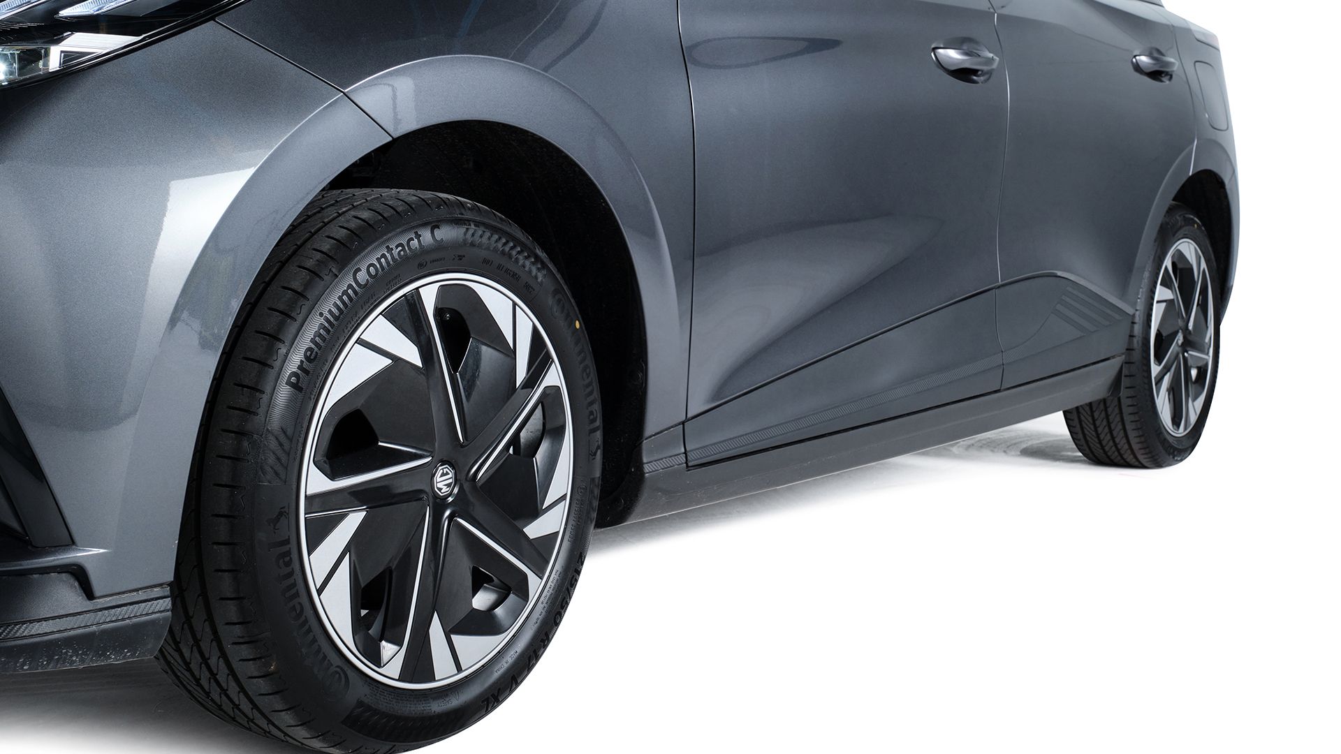 4 SE - MG4 SE Long Range tyres copy.jpg