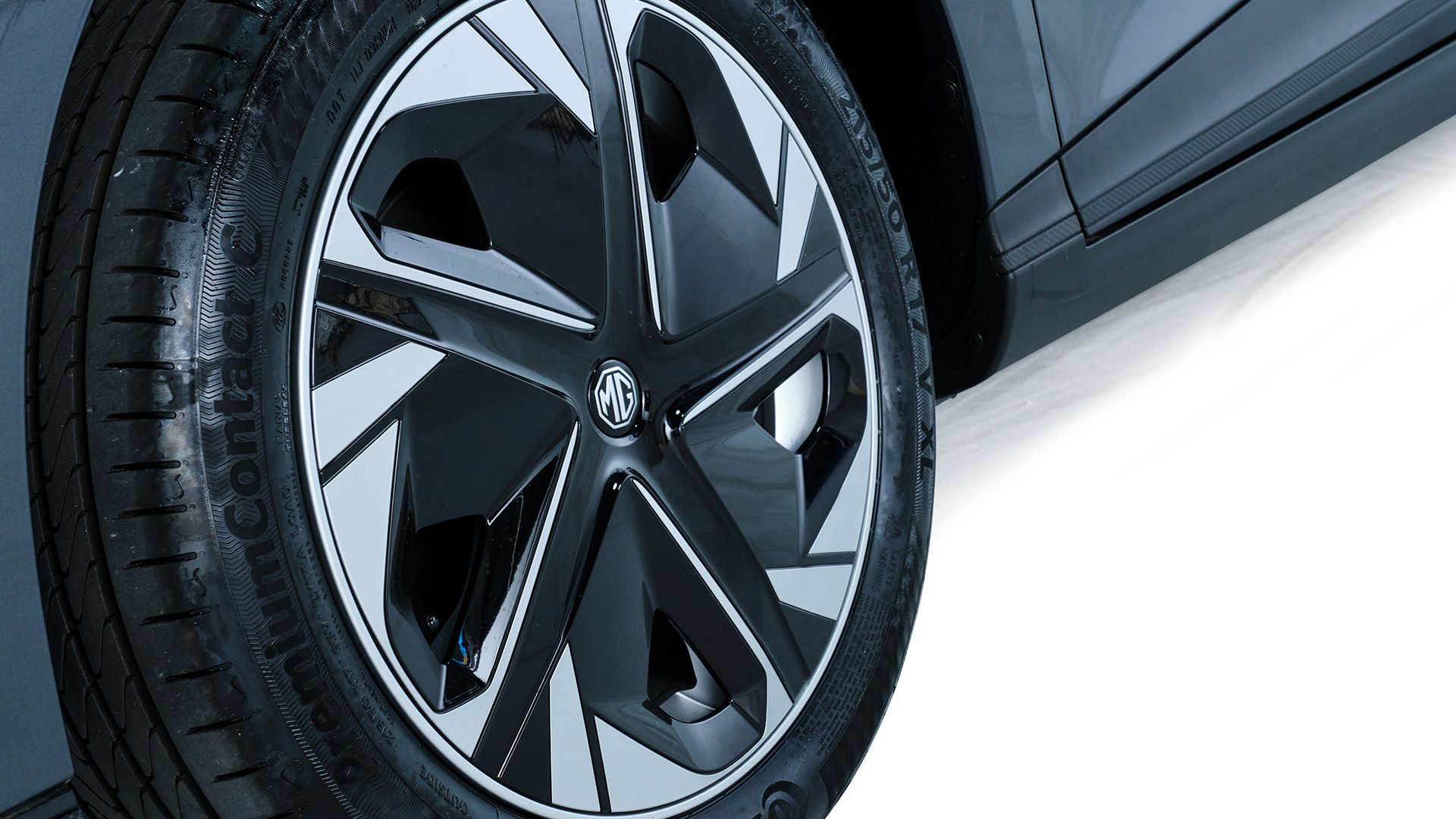 4 TROPHY - MG4 Trophy Long Range tyres copy.jpg