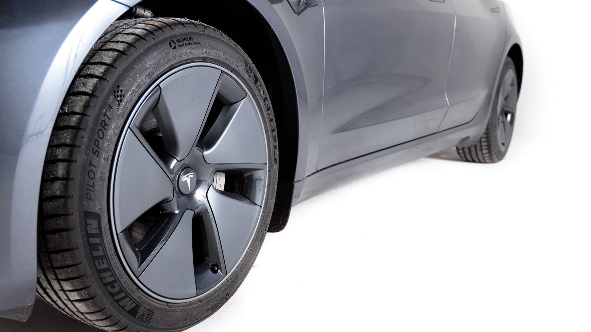 MODEL 3 E - Tesla Model 3 tyres copy.jpg